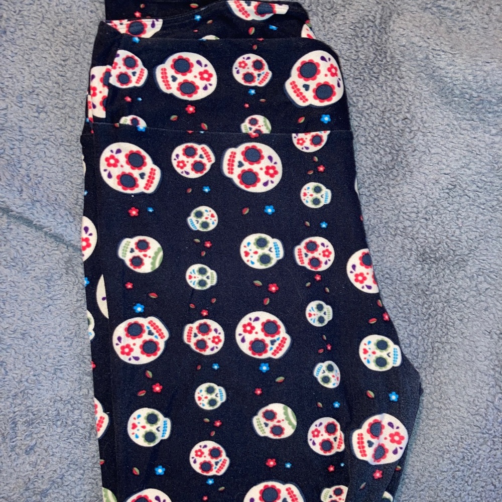 LuLaRoe Black Leggings with White, Red & Green Sugar Skull Print